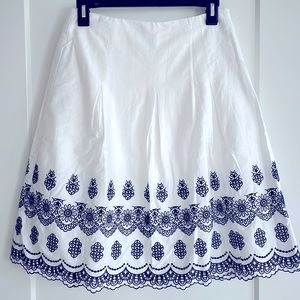 Charter Club embroidered cotton knee length skirt white and navy scalloped hem